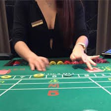 Filipino player using vipph login on a smartphone in the Philippines